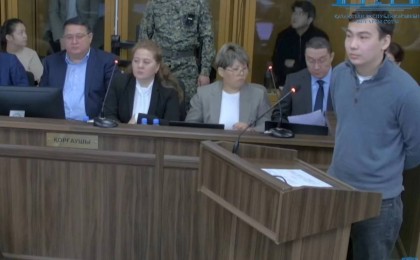 "Алқабилерге теріс қарап тұрып жауап береді": Адвокаттардың шағымынан кейін Бишімбаев сотындағы трибуна орны ауыстырылды