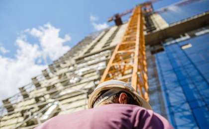 Ер адам он екінші қабаттан құлаған 2 жасар қызды қағып алды (видео)