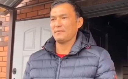 Ауыл әкімі өртеніп жатқан үйден газ баллонын алып шықты