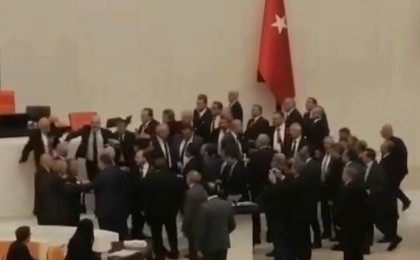 Түрік депутаттарының пікірталасы төбелеспен аяқталды (видео)