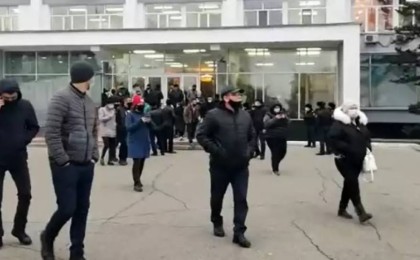 «Біз шаршадық» - карантин шараларына ашулы семейлік кәсіпкерлер митингке шығып, әкімдікке келді