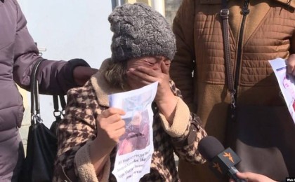 Қытайда қамалған туыстарына іздеу салып, консулдық алдында наразылық өткізгендердің бірі талып қалды