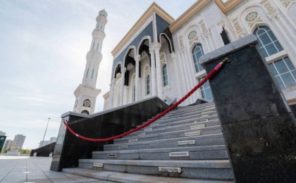 Қадір түнінде бір топ жігіт Әзірет Сұлтан мешітінің алдына жиналды