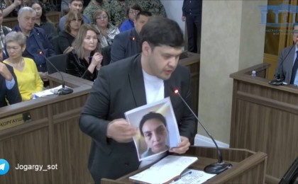 Нүкенованың ағасы сот залында әпкесінің соққыдан кейінгі суретін көрсетті