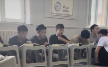 Желіде оқушылардың  Құран оқып жатқан видеосы тарады