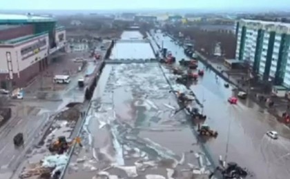 Өзен суы Ақтөбедегі көлік жүретін көпірді шайып кетті