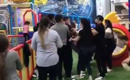 Алматыдағы сауда орталықтарының бірінде ата-аналар төбелес шығарды