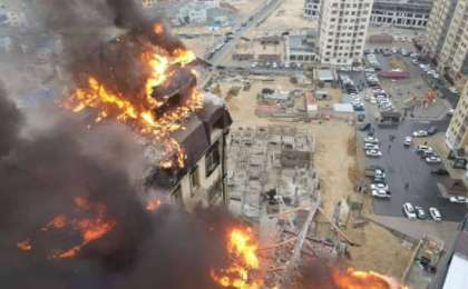 Ақтауда өртеніп жатқан тұрғын үй кешенінен 50 адам эвакуацияланды (ВИДЕО)