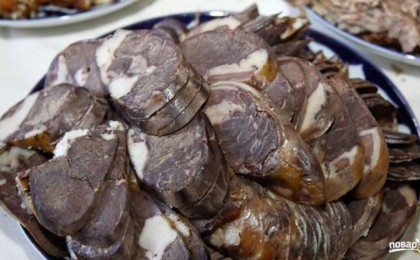 18 жастағы аспаз сушиге қазы қосып, әзірлеп жүр (ВИДЕО)