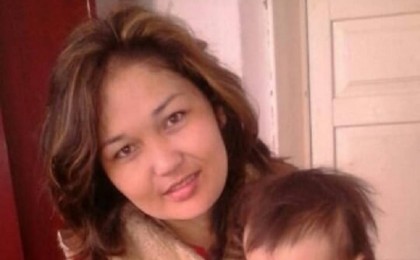 Үш баласы жетім қалды. Аналарды заңсыз митингіге шақырды деп айыпталған әйел көз жұмды