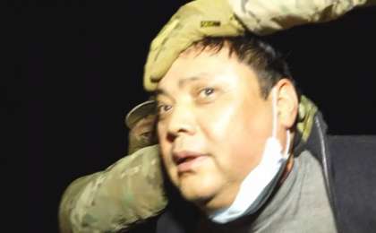 Қырғыз олигархы Райымбек Матраимов қолына кісен салынып, Бішкекке жеткізілді