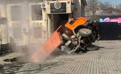 Алматыда жүк көлігі жер астына түсіп кетті