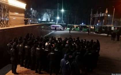 Алматыда полиция құрсауында тұрған белсенділерді босатты. "Кеттлинг" 10,5 сағатқа созылды (видео)