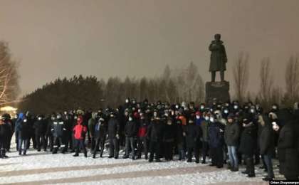 "Жалақыны 800 мыңға дейін өсірсін". Нұр-Сұлтанда краншылар билікке талап қойды