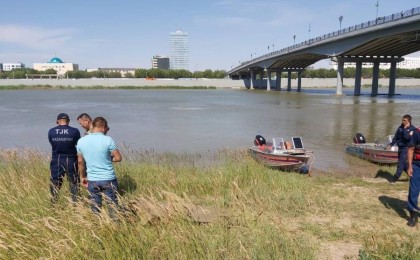 Атырауда 20 жастағы қыз көпірден секіріп кетті