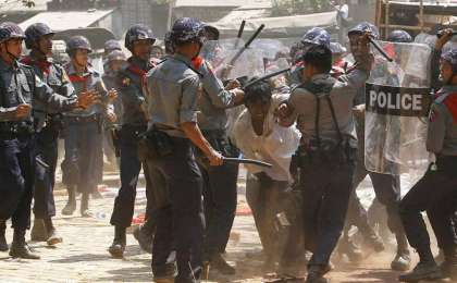 Мьянма полициясы шеруге шыққан оннан астам адамды атып өлтірді