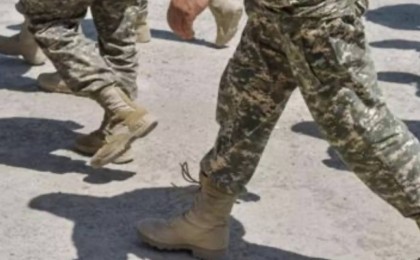 Ақтауда жас сарбаздардың басынан ағаш дубинкамен ұрған командир жазадан құтылып кетті