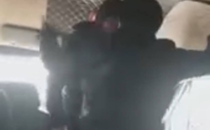 Автобус жүргізушісі қарт жолаушыға күш көрсетіп, көліктен итеріп жіберген (видео)