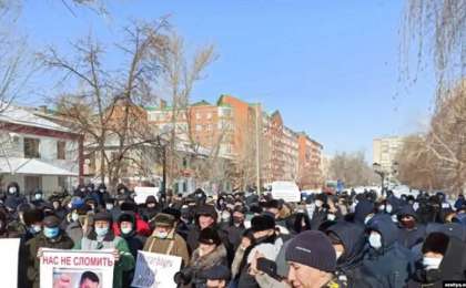 "Назарбаев – диктатор", "Шал, кет!" Оралда билік мақұлдаған митинг өтті