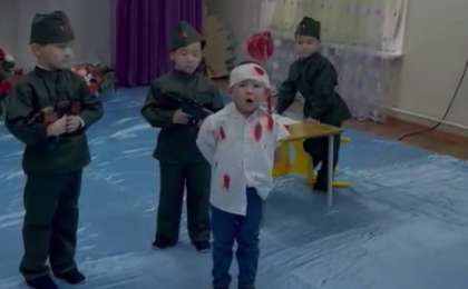 Балабақшадағы көрініс: Соққыға жығылған Қайрат Рысқұлбекті әкеліп, атып тастады (ВИДЕО)