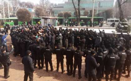 Алматыда митинг кезінде екі әйелді жедел-жәрдем алып кетті