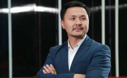 «Қатты қызғанамын»: Әнші Досымжан Таңатаров неге әйелін жасырып жүргенін айтты