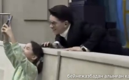 «Ең қарапайымы – Сәкен»: тыңдарманымен жатып суретке түскен Сәкен Майғазы жұртты сүйсіндірді