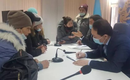 “Нан, кәмпит аласың ба”: Ақтөбелік ана шенеунікке атаулы көмектен түскен 500 теңгесін сыйлады