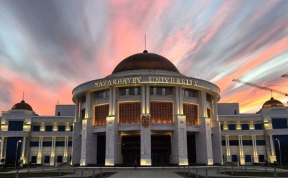 Назарбаев Университетінің ректоры атақты блогерді сотқа берді