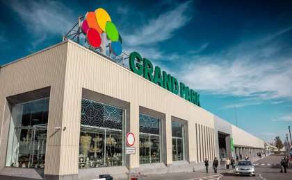 Гранд Паркте қыздар жалаңаш жүр: «Іш киім алып, Дубайға саяхатта»