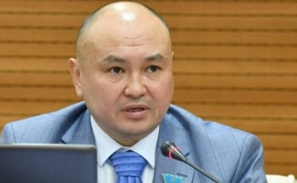 Тікелей эфирде түкірген депутат «халық өзін қолдап жатқанын» айтты