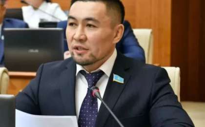 Қазақтың "отқа май құю" ырымын шариғатқа қайшы деп мәлімдеген депутат Назаров сынға ұшырады