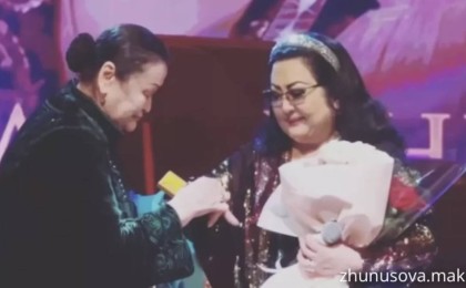 Мақпал Жүнісоваға бейтаныс әйел гауһар тасты жүзік сыйлады