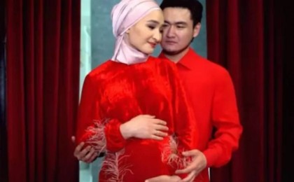 "Үйленейін деп жатырмыз": Төреғали аяғы ауыр келіншегін ерекше бейнебаянға түсірді