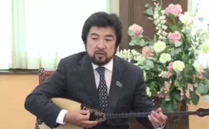 Бекболат Тілеухан тойда ән айтып 15 жылқы, 1 түйе және 1 көлік мінді