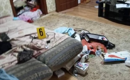 Алматыда үй тонағандар кішкентай балалардың аяқ-қолын байлап тастаған