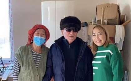 Шымкентте зағип қарияның әйелі мен балдызы қыстың суығында өз күшімен үй тұрғызды (фото)