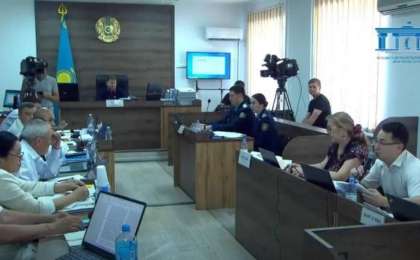 «Мылтықтың дүмімен екі рет ұрдым»: айыпталушы Шерзат Болаттың ағасын қалай соққыға жыққанын айтты