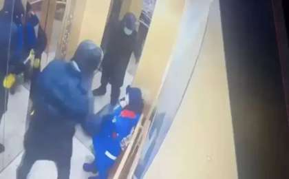 «Бетінің сол жағы қозғалмайды»: Астанада лифтіде бетін тілгілеп тастаған 5 жасар баланың анасы халықтан көмек сұрады