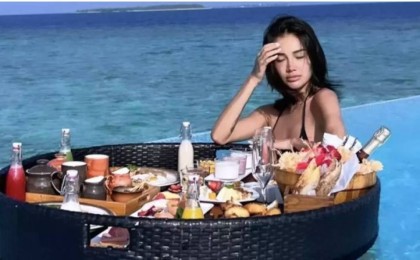 Бал айында жүрген Айжан Байзақова 100 мың теңгелік таңғы асын көрсетті