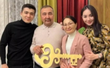 Төреғалидің қарындасы мен күйеу баласы ата-анасына елорда төрінен коттедж сыйлады (видео)