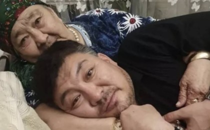 "Иісі бар киімдерін жумай сақтап қойдым": Тоқтар Серіков марқұм анасы жайлы сыр шертті