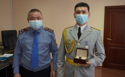 Дауылда жол сілтеп, өрттен 15 адамды құтқарған полицейге сағат табысталды