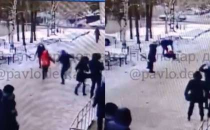 Куәгерлер қарап тұрған: Павлодарда ер азамат оқушы қызды тепкінің астына алған (видео)