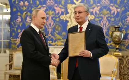 Путин Қасым-Жомарт Тоқаевқа әкесінің марапат парағын табыстады