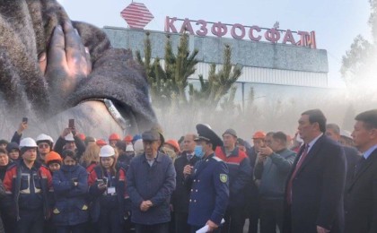 «Қазфосфат» басшылығы кешірім сұрады: жұмысшылардың намысына тиген компания өкілі қызметінен кетті