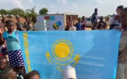 Қазақ жастары африкалықтарға құдық орнатып берді (видео)