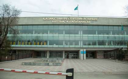 «Я вам не пешка»: Ұлттық кітапхана басшысының қызметкерін жұлқығаны көрсетілген видео тарады