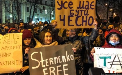 Киевте президент кеңсесі алдында қақтығыс болды, полиция газ қолданды