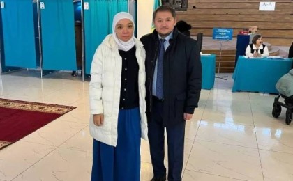 "Таңдау жасадық": Министр Саясат Нұрбек дауыс беруге жұбайымен бірге келді